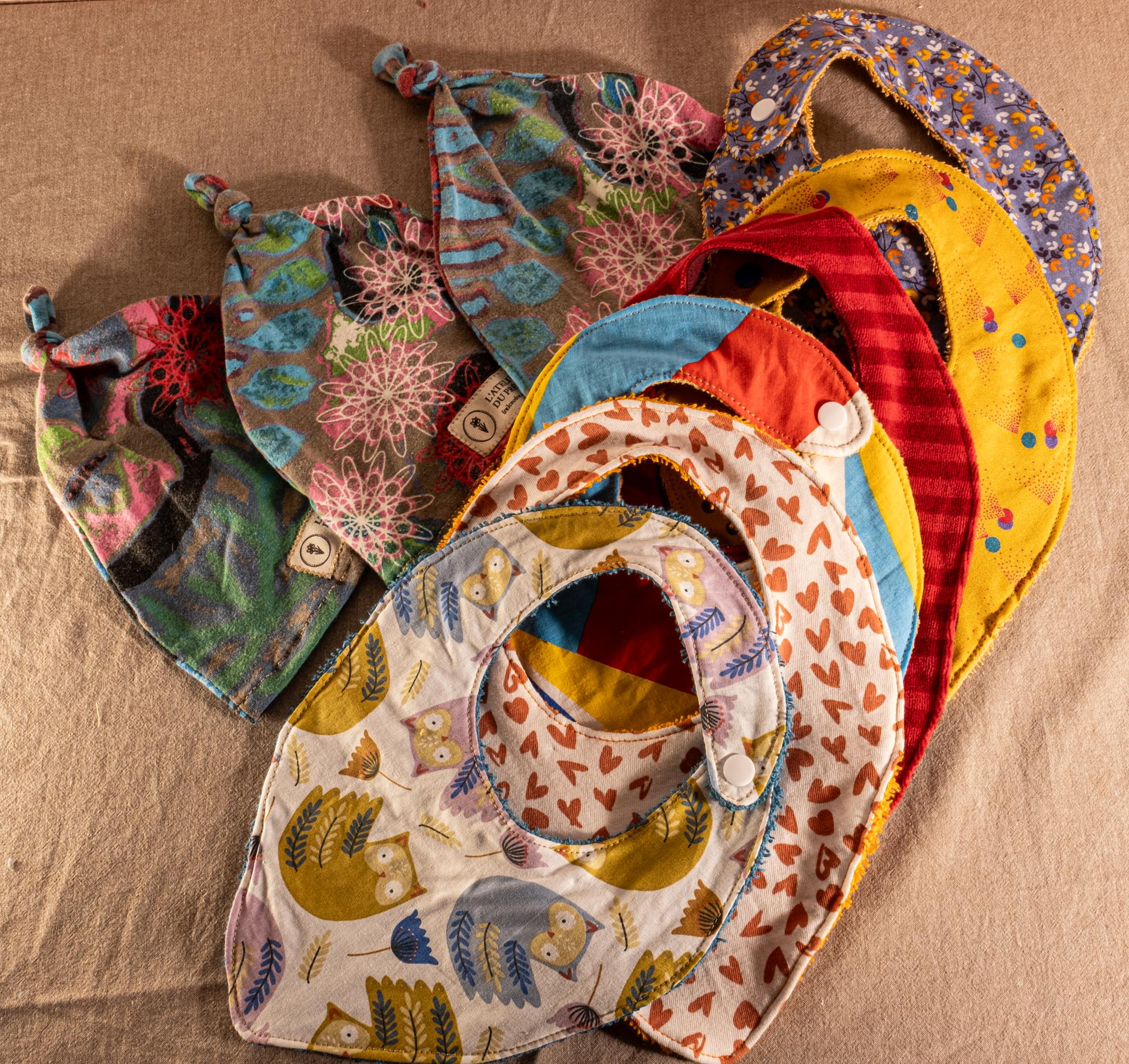 Collection de bavoirs et de bonnets pour bébé