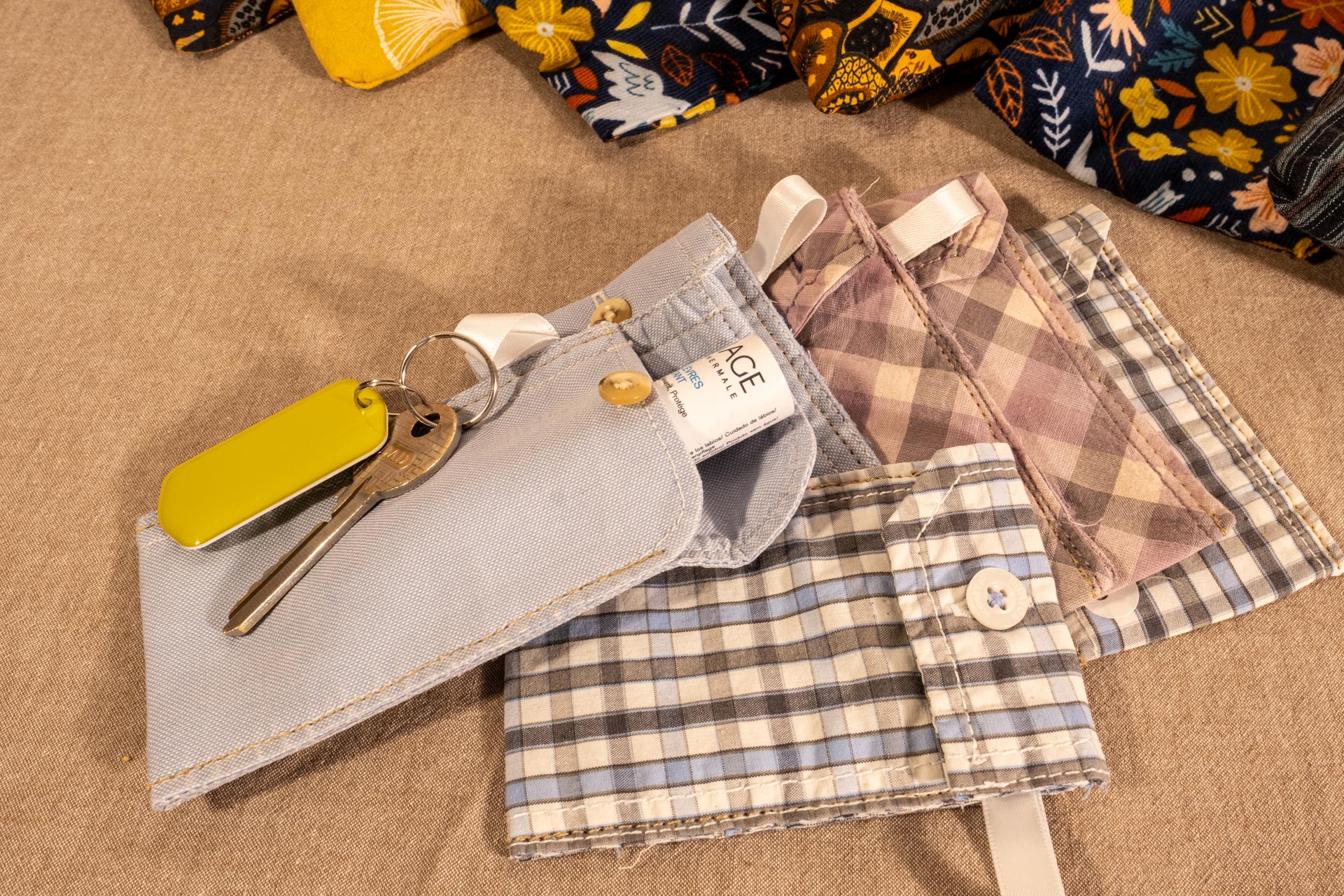 Pochettes et porte-clés en tissu recyclé
