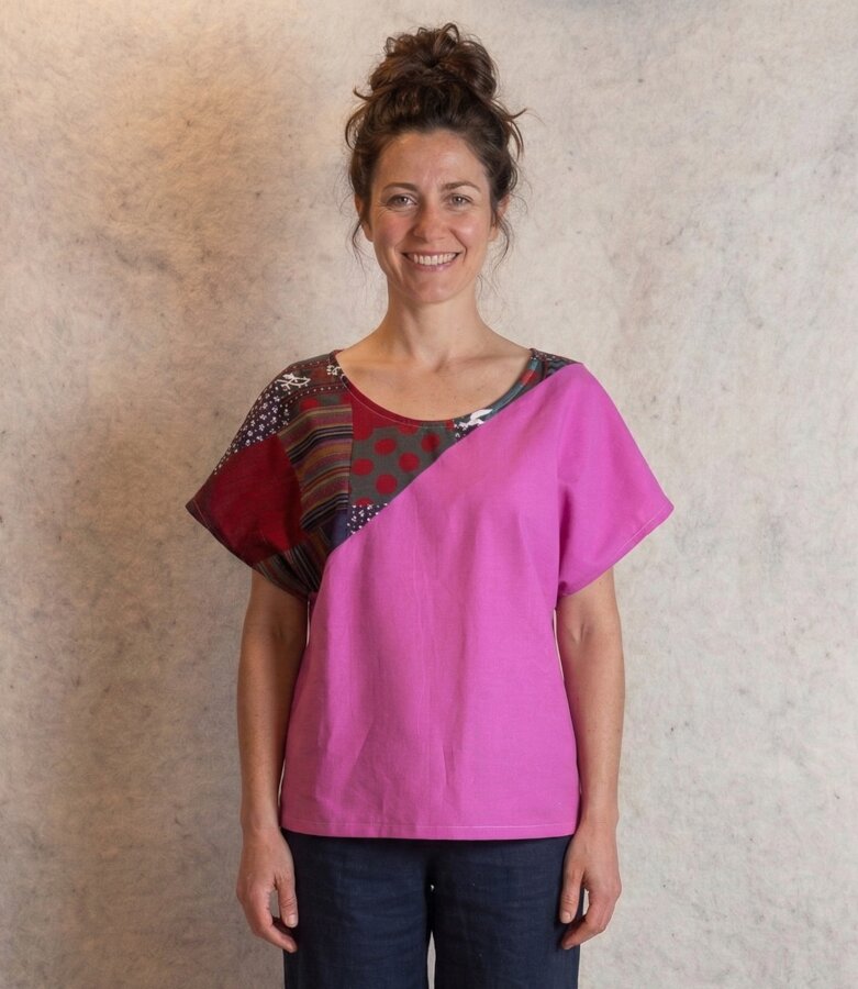 Haut rose à empiècement patchwork sur l'épaule