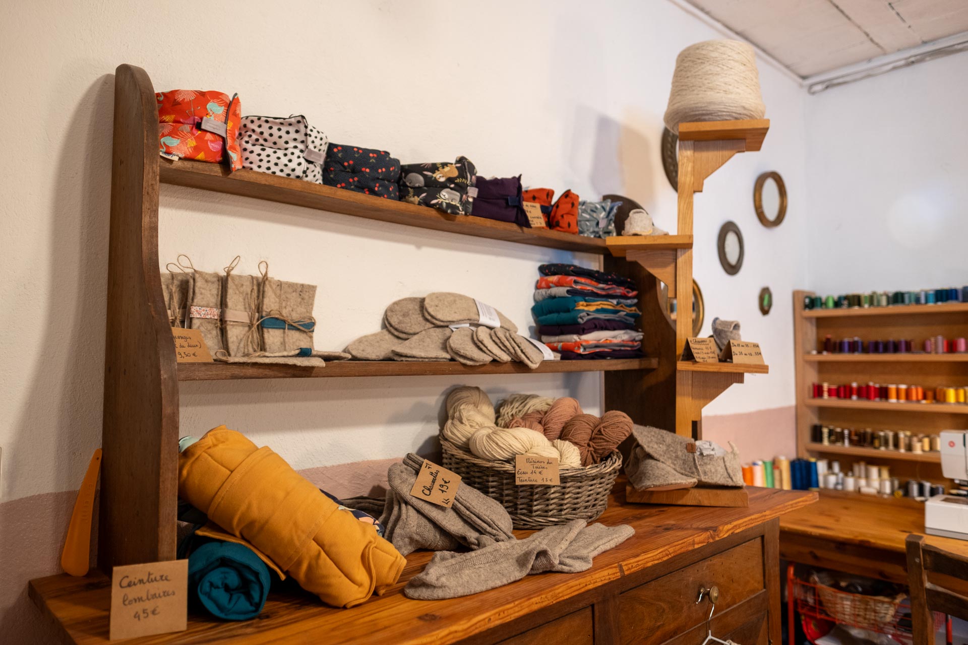 Étagères avec produits de l'atelier