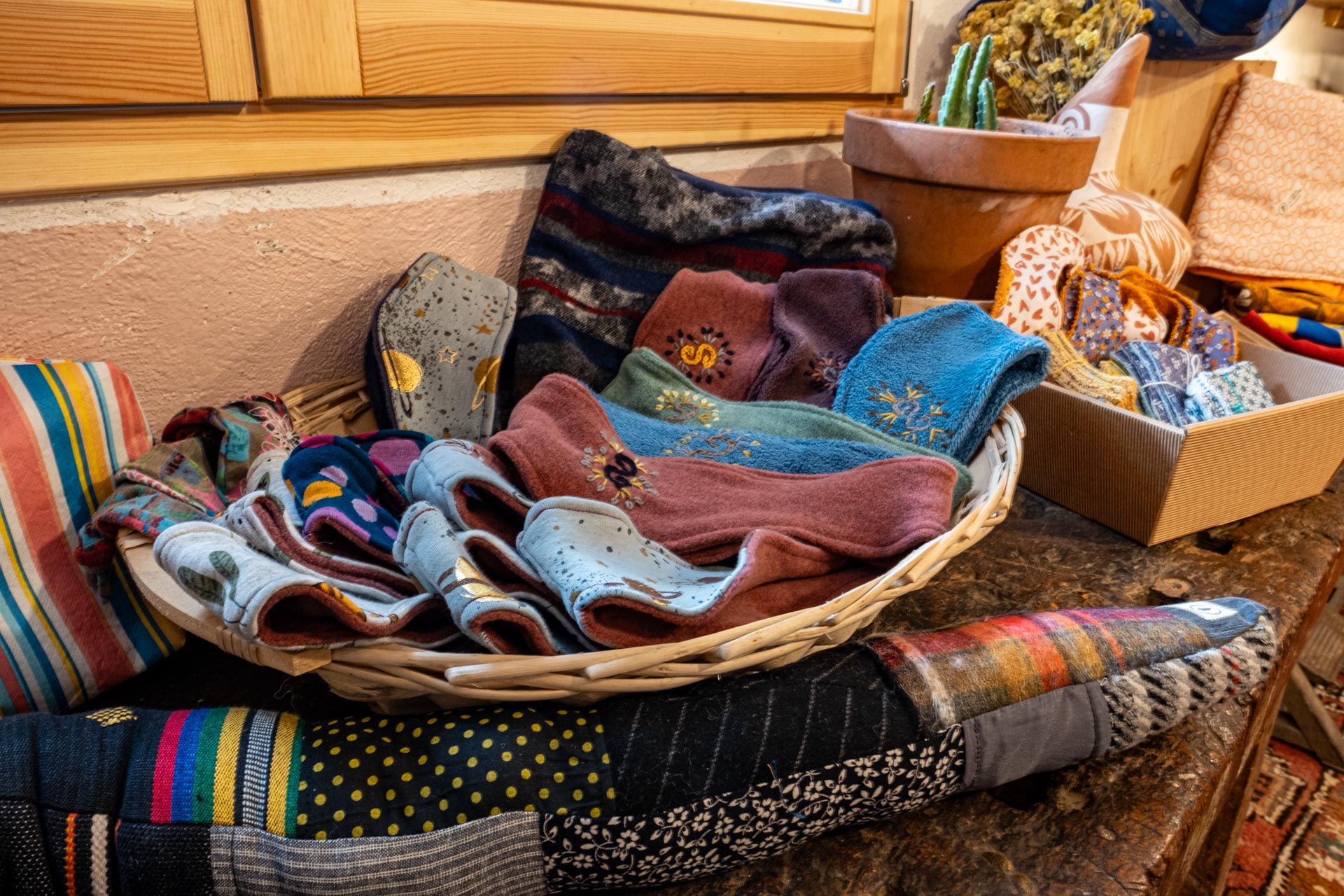 Créations textiles dans un panier