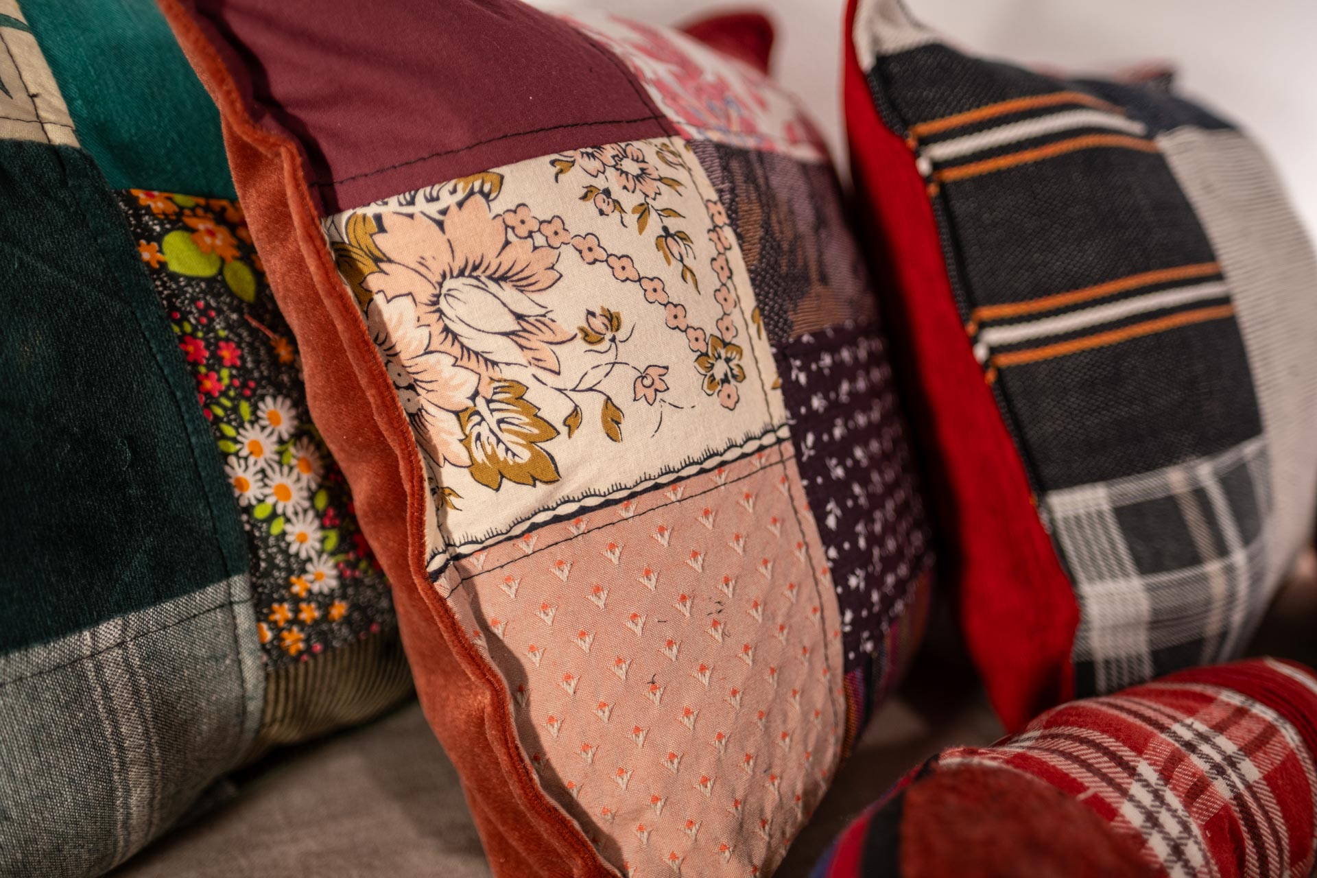 Coussins en patchwork de tissus recyclés