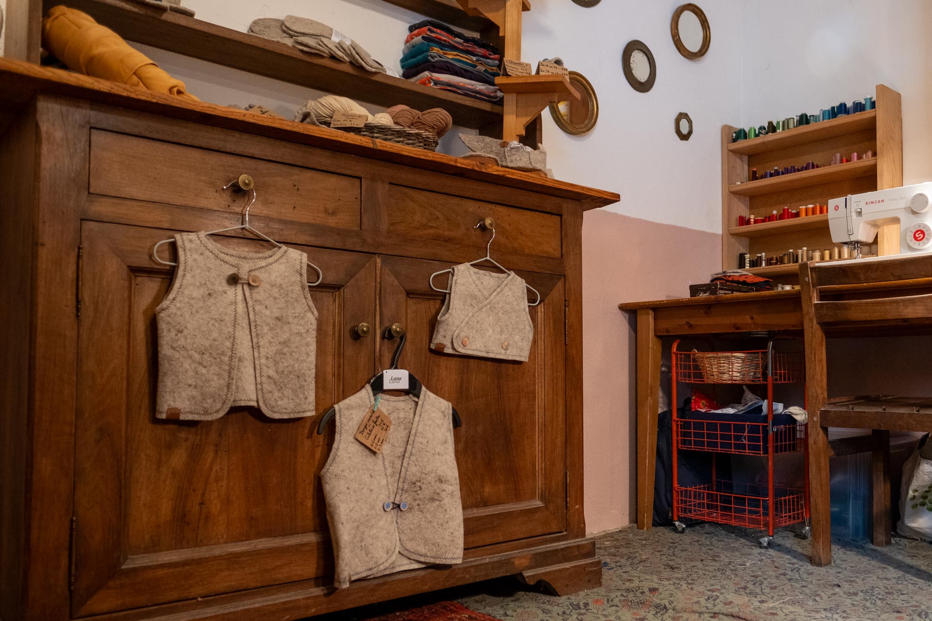 Vêtements en laine exposés