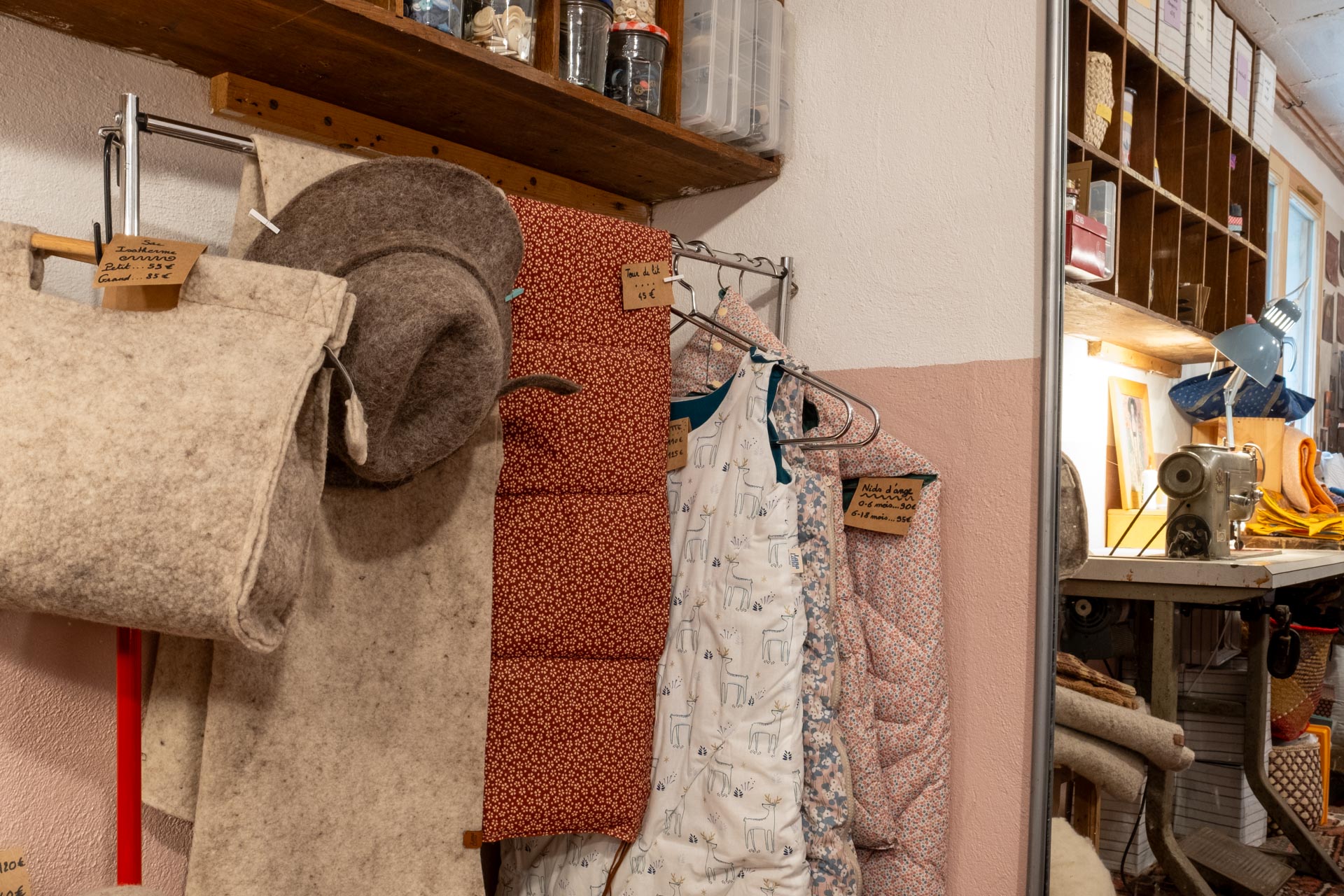 Matériaux textiles et présentation en magasin